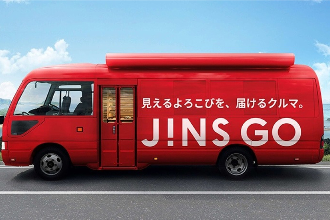 お客様のもとへJINSが出向くサービス、メガネ移動販売車