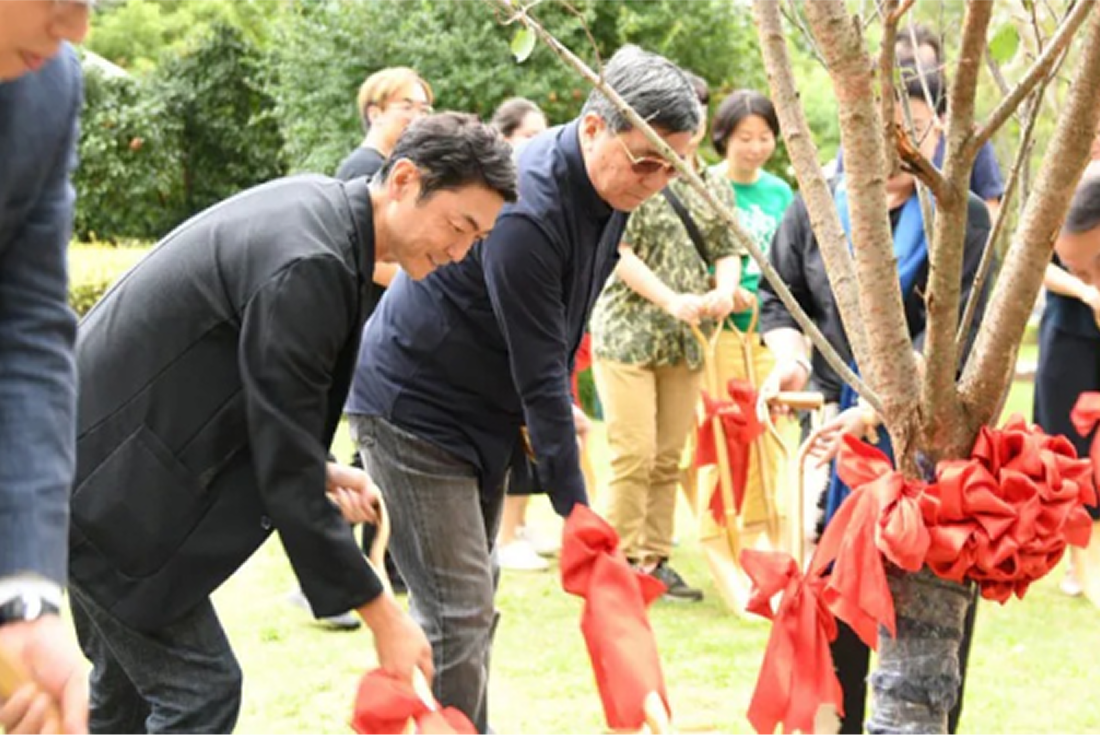 世界中に、JINSの“見る”を届ける。
JINSの想いを、国を越えて広げていく。