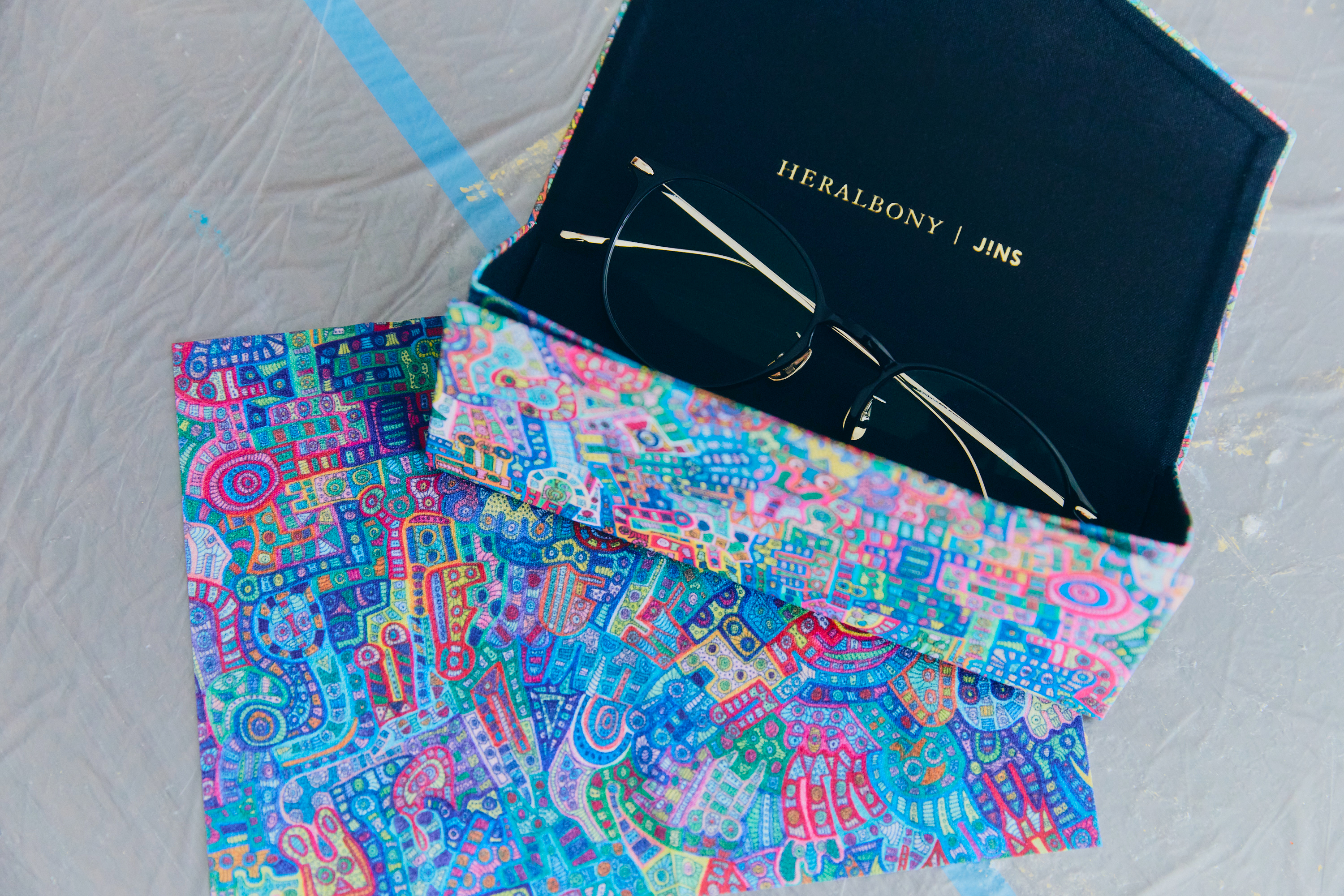 アートを起用したメガネケース・セリート