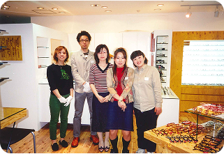 福岡県福岡市に1号店「JINS天神店」をオープンし、アイウエア事業に進出