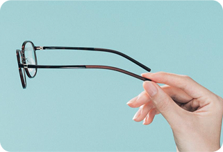 業界に先駆けて軽量樹脂素材を採用した「Airframe®」を発売。軽量メガネという新市場を開拓